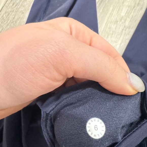 Lululemon Body Con Tight Midnight Navy size 6 like new - Picture 8 of 8